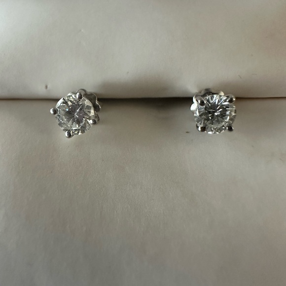 Diamond Stud earrings - Picture 5 of 10